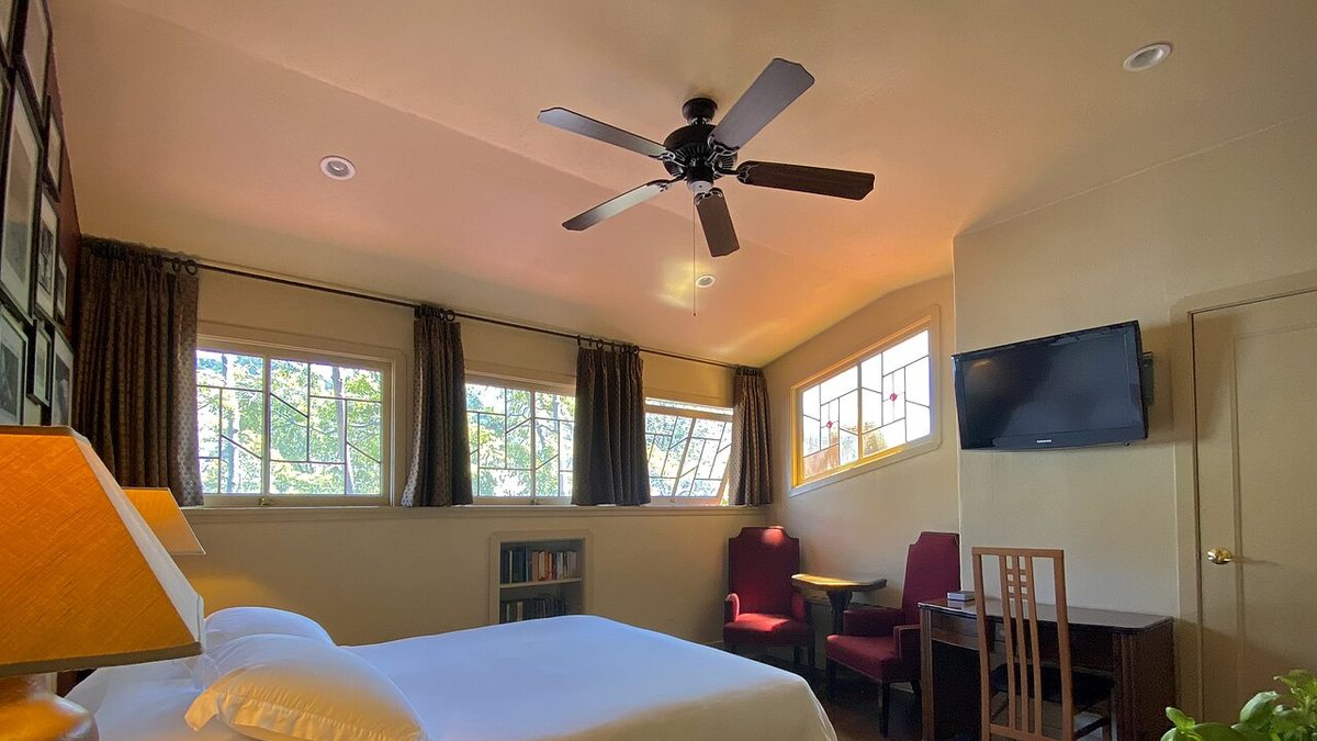Which Ceiling Fan Direction Is Right for Summer?